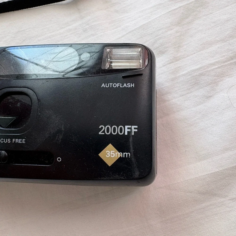 Polaroid 2000FF Focus Free Auto Flash 35 MM Film Red Eye Reduction Camera